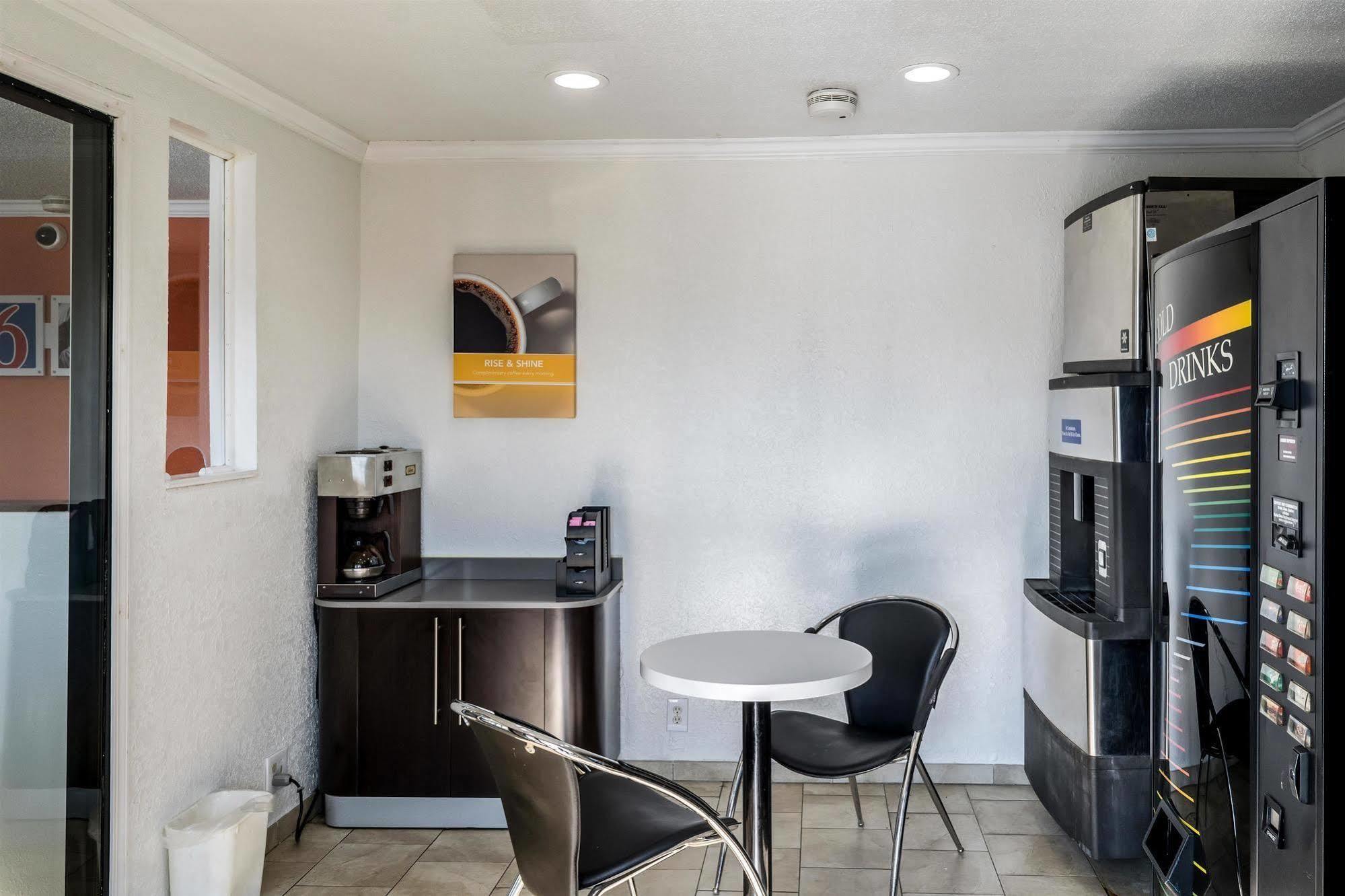 Hotel 6 Florence, Ky - Cincinnati Airport 2*