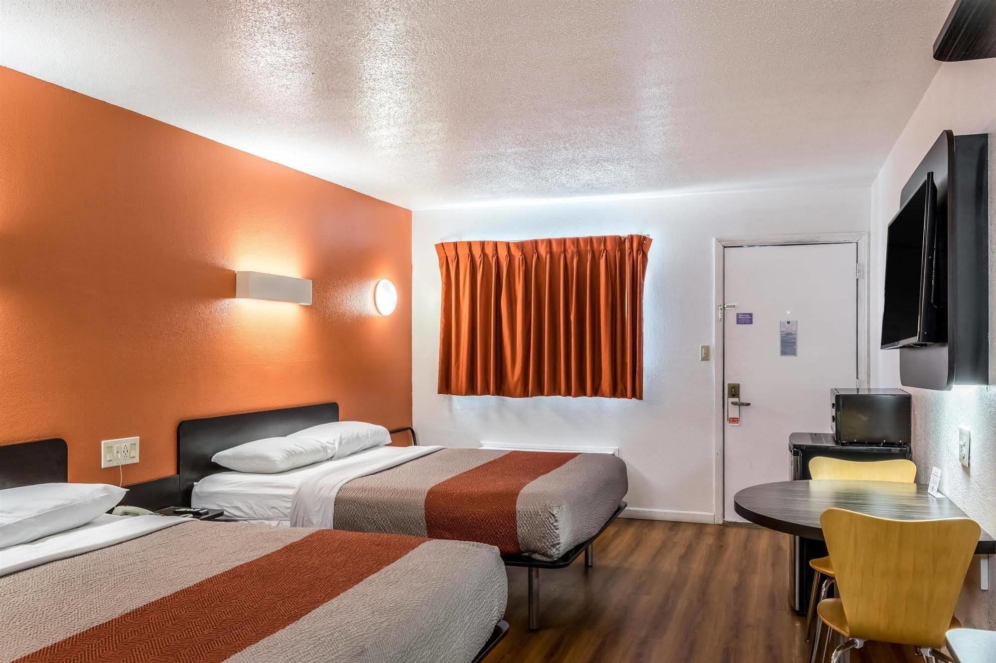 Hotel 6 Florence, Ky - Cincinnati Airport 2*